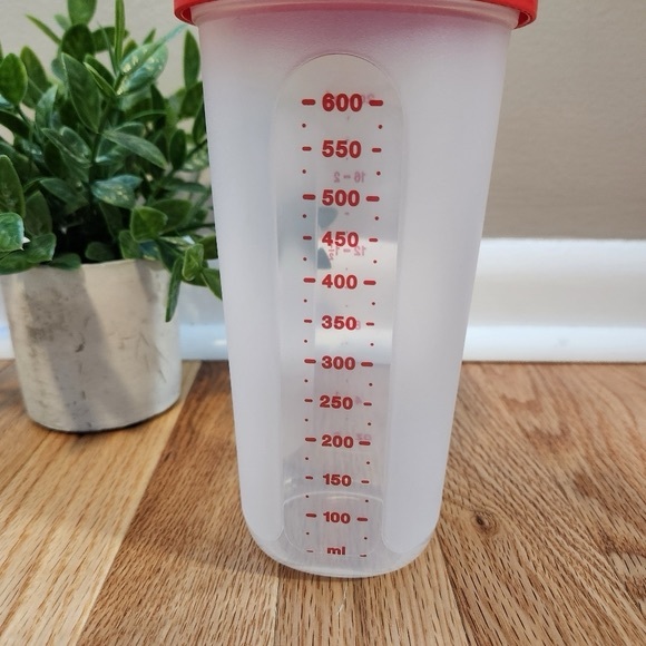 Tupperware Cup With Measurements And Lid - Picture 5 of 7